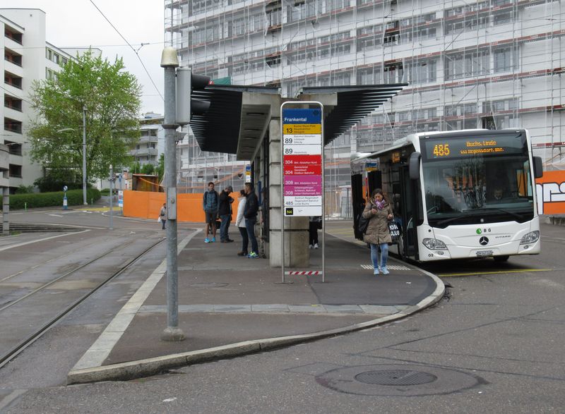 Další vzorný pøestupní bod najdete v zastávce Frankental, kde konèí tramvajová linka 13. Pøestup hrana-hrana tu lze uskuteènit na nìkterou z autobusových linek. Èást z nich v této oblasti provozuje dopravce VBG, který mimo jiné zajiš�uje také pøímìstské tramvajové linky 10 a 12.