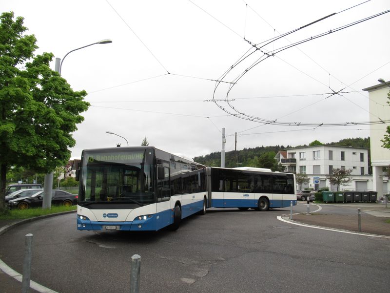 Další trolejbusovou linkou je 46 zachycená zde na koneèné Rütihof v podání náhradního autobusu Neoplan – trolejbusù je zøejmì i pøes poslední dodávku 23 nových vozidel v letech 2013-2014 stále nedostatek.
