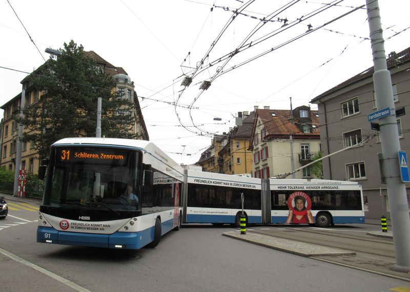 Skromná ale funkèní otoèka na námìstí Hegibachplatz pro dvoukloubovou linku 31. Dvoukloubových Hessù je v Curychu 31 (poslední dva dorazily v roce 2014). Od prosince 2017 by odtud mìla být prodloužena po lince 33 k nedaleké tramvajové koneèné Kluspatz a dále po trase dnešní linky 34, která by tím mìla zaniknout. Dvoukloubové trolejbusy tak budou použity novì v této èásti mìsta výmìnou za zkrácenou linku 31 na opaèném konci kvùli stavbì nové tramvajové trati.