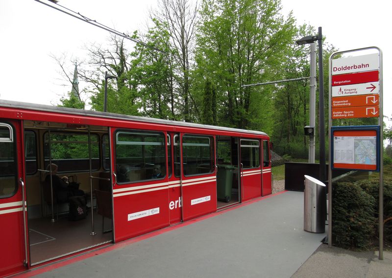 Dobøe udržovaný pùvodní vùz zubaèky Dolderbahn z roku 1973 v její horní stanici. Interiér vozù je pøizpùsoben pøevažujícímu podélnému sklonu. V dolní stanici lze pøestoupit na nìkolik tramvajových linek.