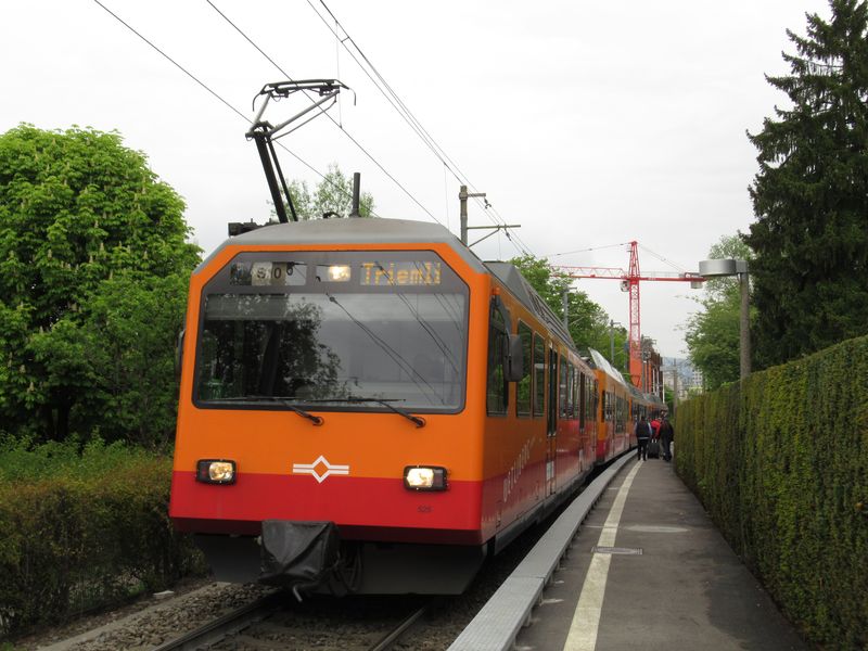 Velmi zvláštní vozy potkáte na kopcovité lince S-Bahnu, provozované spoleèností SZU. Linka S10 vyjíždí spolu s linkou S4 z podzemí hlavního nádraží a míøí vysoko nad Curych na kopec Uetliberg. Vozy této samostatné dráhy jsou zvláštní trolejí umístìnou nikoli v ose koleje, ale na jejím okraji. Za povšimnutí stojí také jednoduché zvýšení nástupní hrany pomocí montovaného schodu na stávající hranu nástupištì.