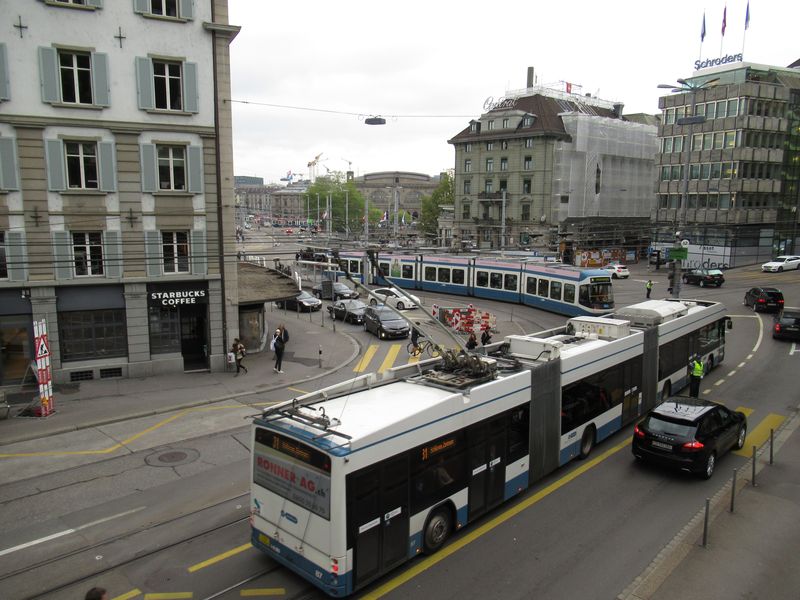 Ne vždy je jednoduché podkládat všechny tramvaje a trolejbusy do relativnì malého prostoru uzlu Central, kde se potkává 5 tramvajových a dvì trolejbusové linky. V souèasnosti prochází tento dùležitý uzel kompletní opravou.