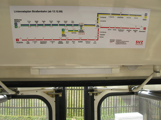 Jednoduché schéma jednoduché tramvajové sítì najdete také nad každými dveømi uvnitø tramvají. O víkendu jezdí pouze linky 3 a 4.
