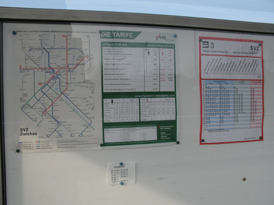 Klasická informaèní nástìnka na tramvajové zastávce (jízdní øád, informace o tarifu a schéma sítì). Na malém papírku jsou termíny školních prázdnin.