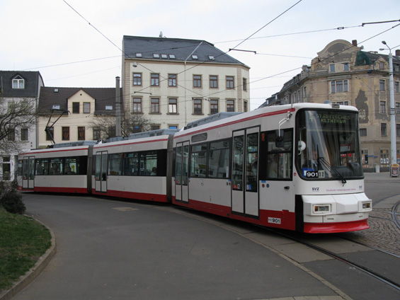 Plnì nízkpodlažní tramvaj Adtranz (typ GT6M) v celé kráse na lince 4 v zastávce Georgenplatz. Pantograf je umístìn vzadu.